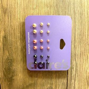 Claireβs 9 pairs of pearl earrings
